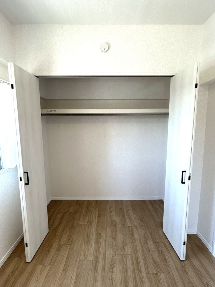 ◆西側洋室の収納
収納は棚の上にはカバンや帽子、箱ものを置くことができ、下部には引き出し式のカラーボックスなどの収納を置くと便利です♪