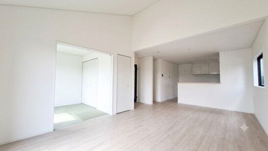リビングから繋がる和室には沖縄伝統の琉球畳を取り入れことで、モダンでおしゃれな印象を与えます