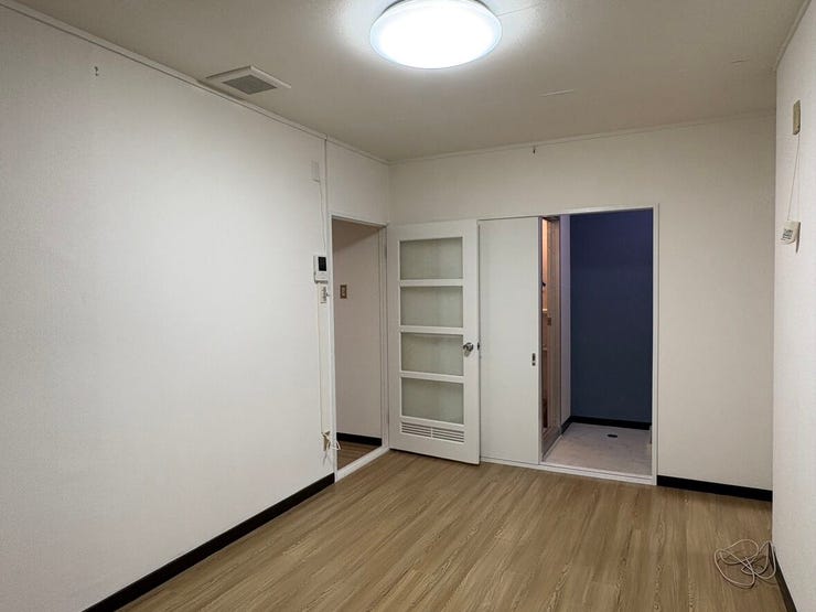 白の壁紙と木目調のフロアが明るく軽やかな印象を与えます。ダイニングから洗面室や各居室へスムーズに移動できる動線が確保されており、忙しい朝の時間帯も家族が心地よく、軽快に動ける間取りです。