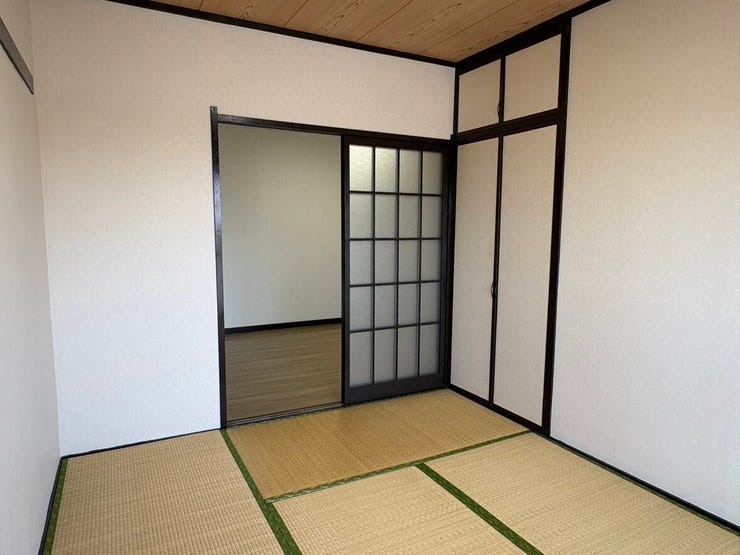 天袋付きの大きな押し入れを備えた収納力のある和室です。布団や季節の家電もすっきりと収まり、お部屋を広く使えます。引き戸を開けておけばダイニングまで視線が抜け、開放的な空間が広がります。