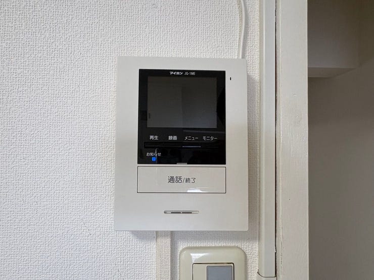 来客の顔を室内から確認できるTVモニター付きインターホン。お子様の留守番中や家事で手が離せない時も、手元でスマートに対応できるので安心です。日々の暮らしにさりげない安全とゆとりを添えてくれます。
