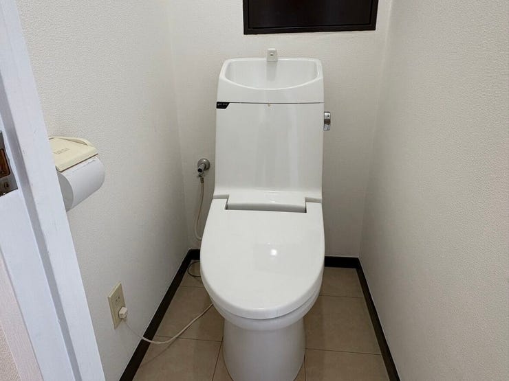 清潔感のある白で統一された落ち着きを感じるお手洗いです。手洗い付きのトイレは、使用後すぐに手を洗えるため衛生的。余計な装飾のないシンプルな空間で日々の暮らしを穏やかに過ごせそうです。