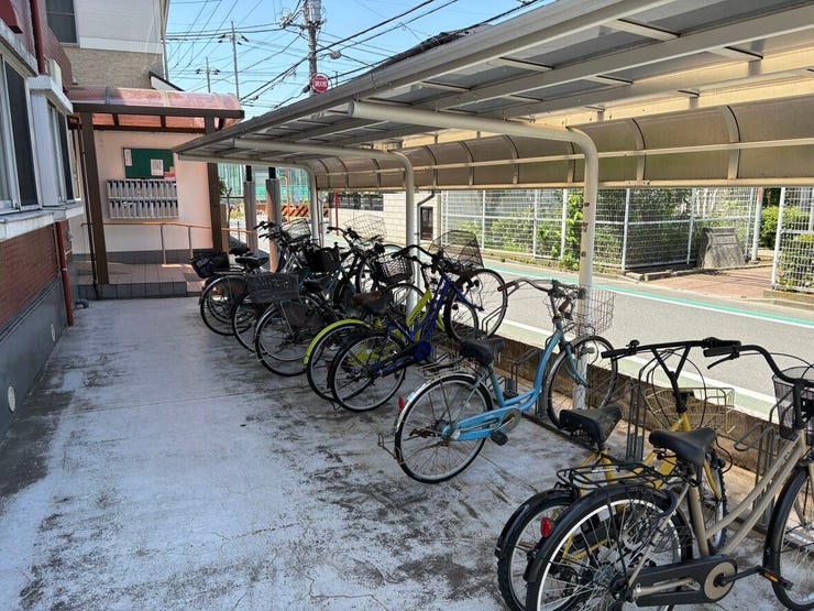 屋根付きで雨の日も大切な自転車を濡らさずに済む駐輪スペース。前面道路は平坦で見通しが良くお子様とのサイクリングやお買い物への出発もスムーズです。日々のフットワークを軽やかに支えてくれますね。