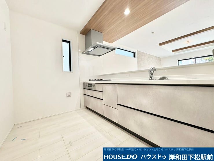スタイリッシュなグレーのデザインパネルがお洒落なシステムキッチンです!奥の物まで出し入れしやすい便利な引き出し収納を採用。スリム型レンジフードや小窓も備わり、明るくクリーンに調理が楽しめます。