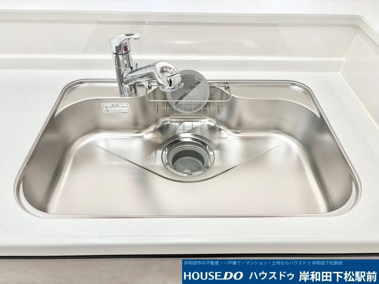 すっきりとした見た目で美味しいお水がいつでも使える、便利な浄水器一体型水栓を完備!大きな鍋などもスムーズに洗える広々としたシンクは、水はね音を抑える静音仕様で毎日のお片付けがより快適になります。