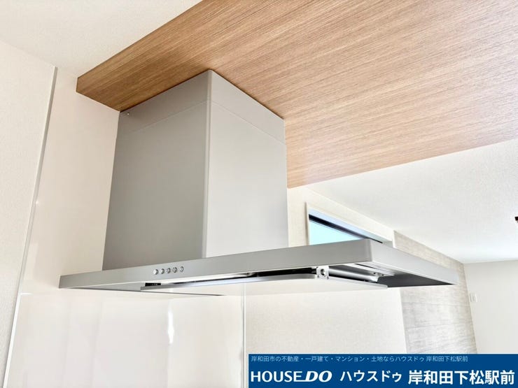 スタイリッシュなスリム型レンジフードを採用!吸気力に優れ、調理中の煙やニオイをしっかりと排気します。天井の温もりある木目調クロスとも相性良好で、お掃除がしやすいフラットな形状なのも嬉しい魅力です。