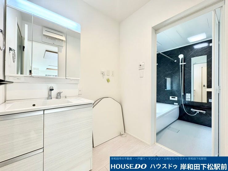 大きな三面鏡を備えた便利な洗面化粧台です!鏡の裏はたっぷりしまえる収納になっており、サニタリー用品をすっきり片付けられます。洗面室から浴室へのスムーズな家事・入浴動線が魅力の暮らしやすい設計です。
