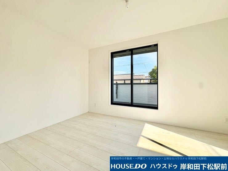白を基調としたクリーンで明るい洋室です!ライトカラーのフローリングがお部屋をより広く見せてくれます。シンプルで家具の配置がしやすく、寝室や子供部屋、テレワークスペースなど多用途に使えます。