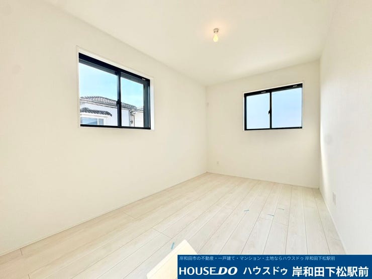 2面に窓を設けた、陽当たり・風通しともに良好な明るい角部屋の洋室です!白基調の明るいフローリングが清潔感を演出し、どんなインテリアとも相性良いです。心地よい風が通り抜ける快適なプライベート空間です。