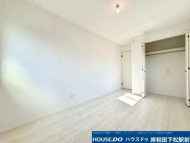 明るい陽光が差し込み、収納クローゼットも備わった機能的な洋室です!夜間のご内覧予約も大歓迎ですので、実際のクリーンな状態や使いやすさをぜひ現地でチェックしてみてください!