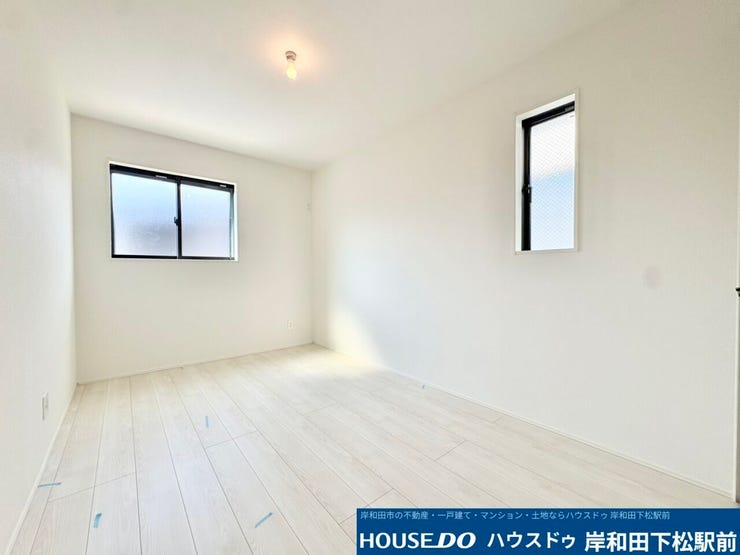 白を基調としたスタイリッシュで明るい洋室です!2面に窓を設けており、心地よい陽光と爽やかな風が通り抜けます。お部屋がすっきり広く見えるライトカラーのフローリングで、インテリアコーディネートも自在です。