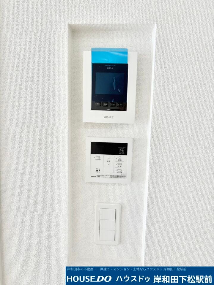 TVモニター付きインターホンや給湯器リモコン、照明スイッチが壁面ニッチにすっきりと美しく集約されています!廊下やリビングの動線を邪魔しないスマートな設計で、毎日の操作もスムーズに行える便利な設備です。