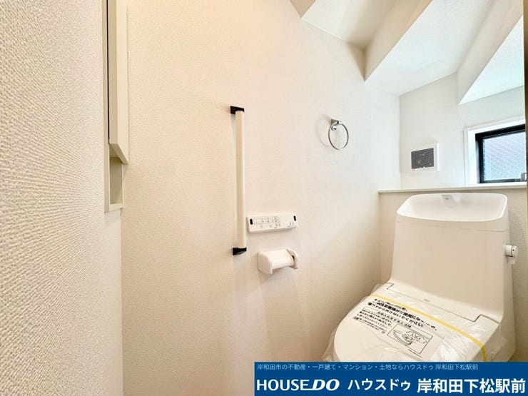 採光窓から明るい光が差し込む、清潔感あふれるトイレスペースです!立ち座りを優しくサポートする手すりを完備しており、シニアや小さなお子様がいるご家庭も安心。温水洗浄便座付きで毎日快適に使えます。