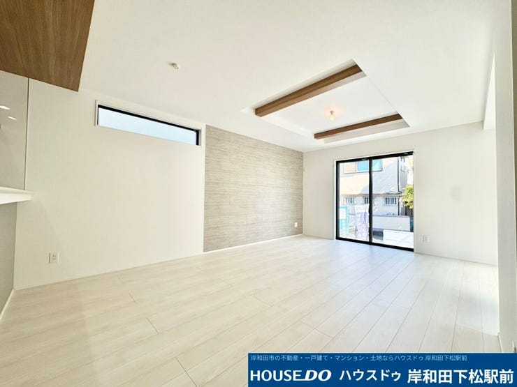 天井のスタイリッシュな見せ梁(化粧梁)が空間にアクセントを加える、お洒落なリビング!白基調の明るいフローリングに大きな窓からたっぷりと光が差し込み、毎日の家族団らんを優しく包み込みます。