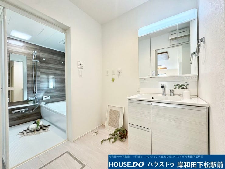 白を基調とした明るい洗面所♪朝の憂鬱な気分も一気に晴れそうです♪