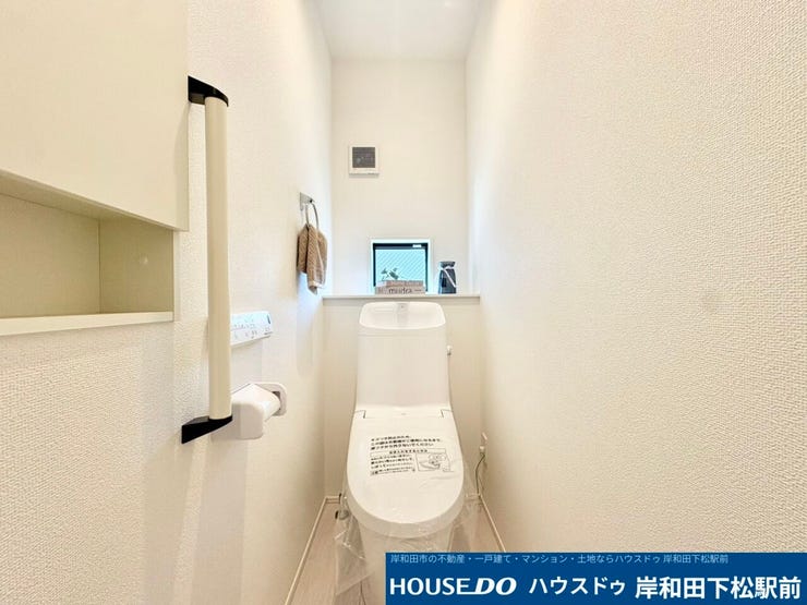 1階トイレ。小窓もついていて明るく清潔なトイレです♪