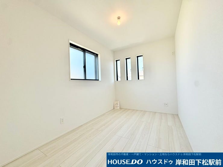 2階約5帖の洋室。窓も多く明るい空間です♪