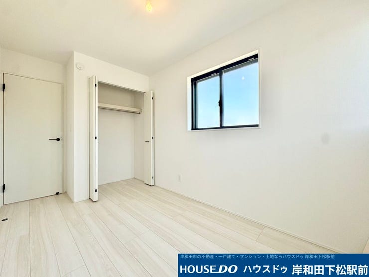 2階約5帖の洋室。収納スペースもしっかりと確保されています♪お子様のお部屋にいかがでしょうか?