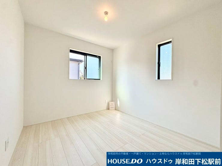 北東2階5.25帖洋室。2面採光で明るい空間です♪
