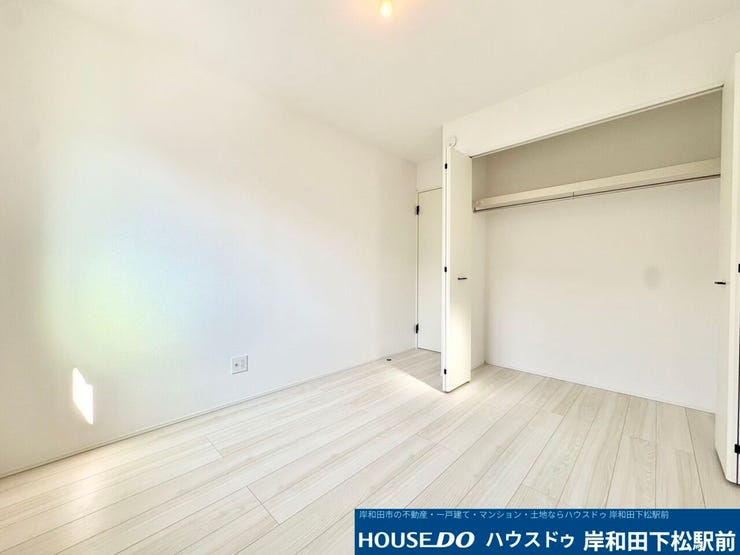 北西2階5.25帖洋室。収納スペース1帖あり収納のしやすい枕棚付き♪
