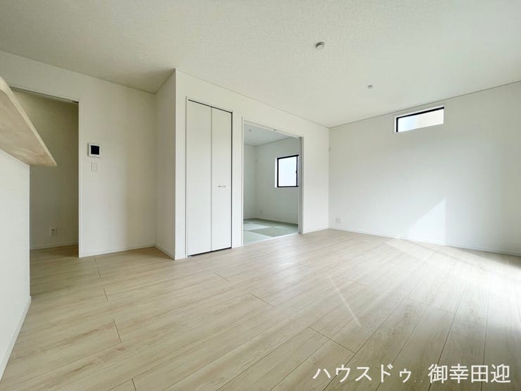 ■安らぎと笑顔の中心地■陽光が優しく降り注ぎ、会話が自然と弾む。ここでは、毎日が特別な時間へと変わります。