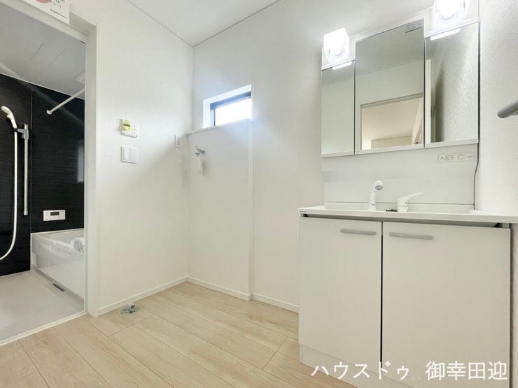 ■清々しいリフレッシュ空間■自分を磨き、気持ちを切り替える。心地よい光が差し込むプライベートスペース。