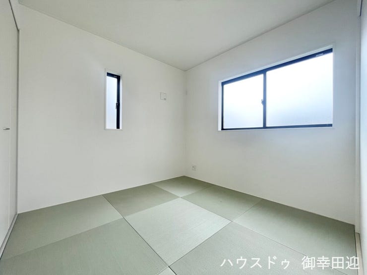 ■1階4.5帖和室■ゲストをもてなし、昼寝や家事にも使える、畳のぬくもりが心地よい多目的万能スペース。