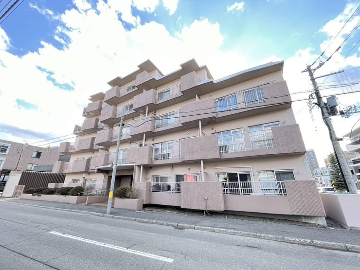 【外観】
《外観写真》
札幌市電「西線16条」駅 徒歩4分!
コンビニ、スーパーが近く暮らしに便利な立地。