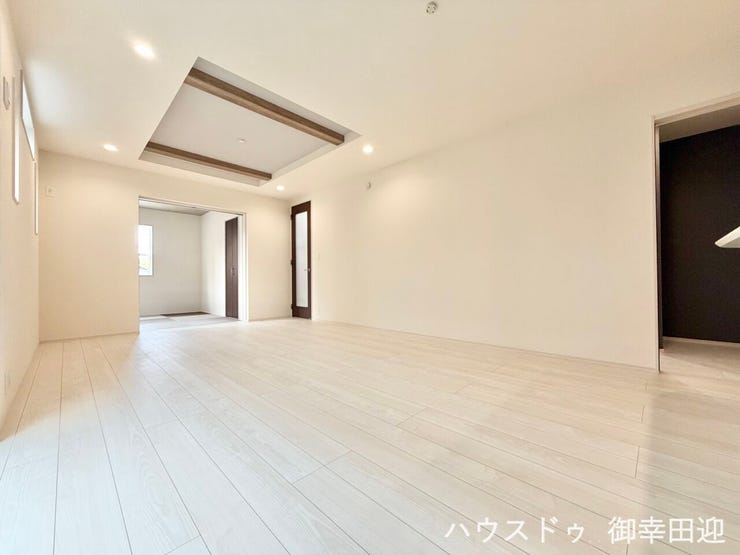 ■安らぎと笑顔の中心地■陽光が優しく降り注ぎ、会話が自然と弾む。ここでは、毎日が特別な時間へと変わります。