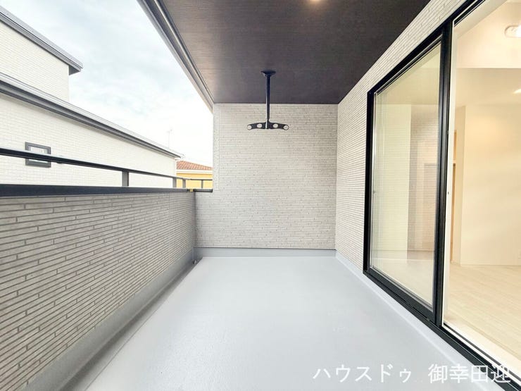 ■空の下の開放的な特等席■日光浴や読書、外の空気を感じながらリフレッシュ。暮らしを豊かにする、もう一つの心地よい空間です。