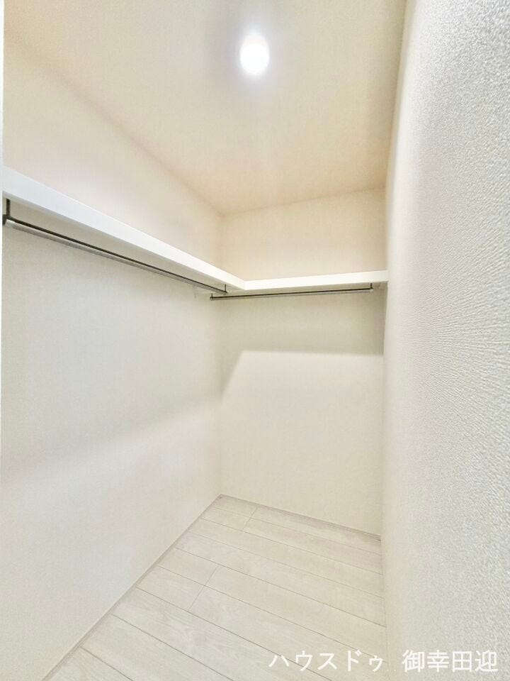 ■2階8.2帖洋室WIC■衣類から小物まで一ヶ所に集約。整理整頓がしやすく、毎日のコーディネートが楽しくなるゆとりの収納です。