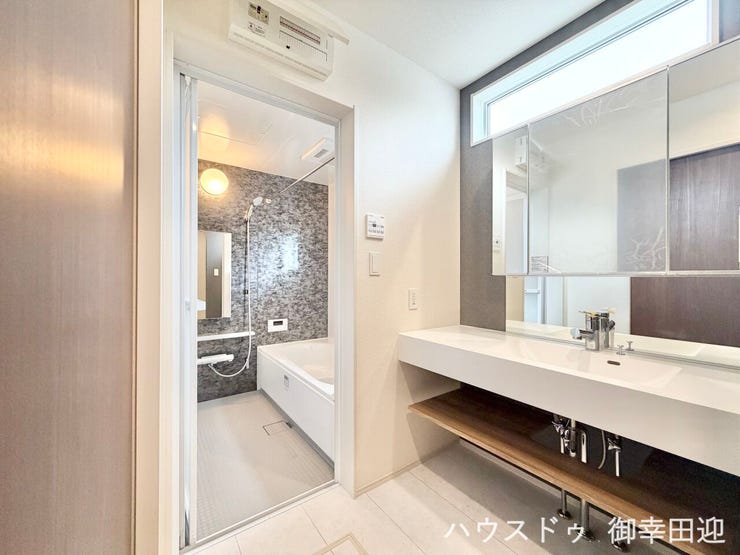 ■清々しいリフレッシュ空間■自分を磨き、気持ちを切り替える。心地よい光が差し込むプライベートスペース。