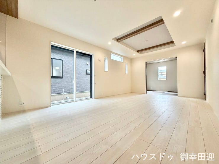 ■安らぎと笑顔の中心地■陽光が優しく降り注ぎ、会話が自然と弾む。ここでは、毎日が特別な時間へと変わります。