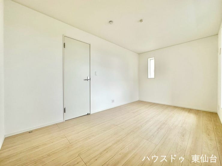 家具の配置がしやすいきれいな形の洋室です♪