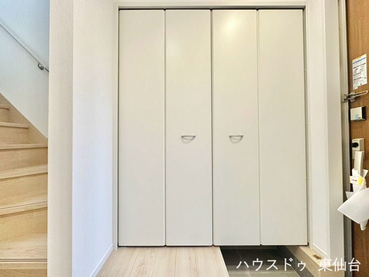 可動式の棚付きで空間を有効に使える玄関収納