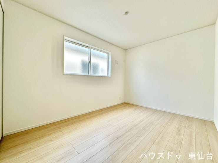 自然光がしっかり入る、気持ちのいい明るさの洋室です。