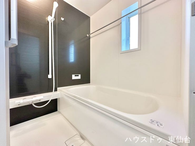 入浴以外はお洗濯物も乾かしてくれる働きもののお風呂です♪
足を延ばしてゆっくりくつろげる、戸建ならではの浴室です♪