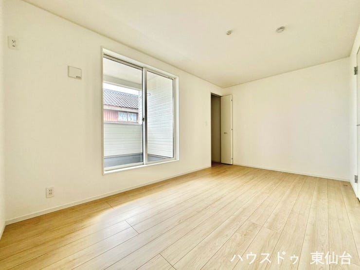視線がバルコニーに抜ける開放感のある洋室です♪