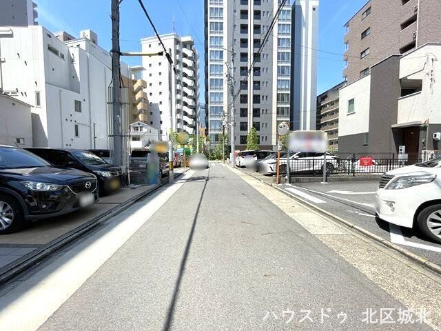【南側前面道路】
幅員約5.4mの前面道路です。
車の出し入れもゆったりと行うことができます。