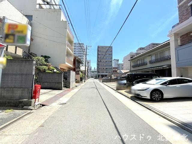 【南側前面道路】
幅員約5.4mの前面道路です。
開放的で圧迫感がない道幅です。
