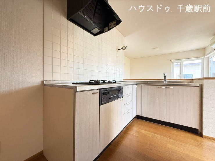 明るいLDKを見渡せる対面式システムキッチン♪
ご家族との会話を楽しみながらお料理ができる開放的なレイアウトです!