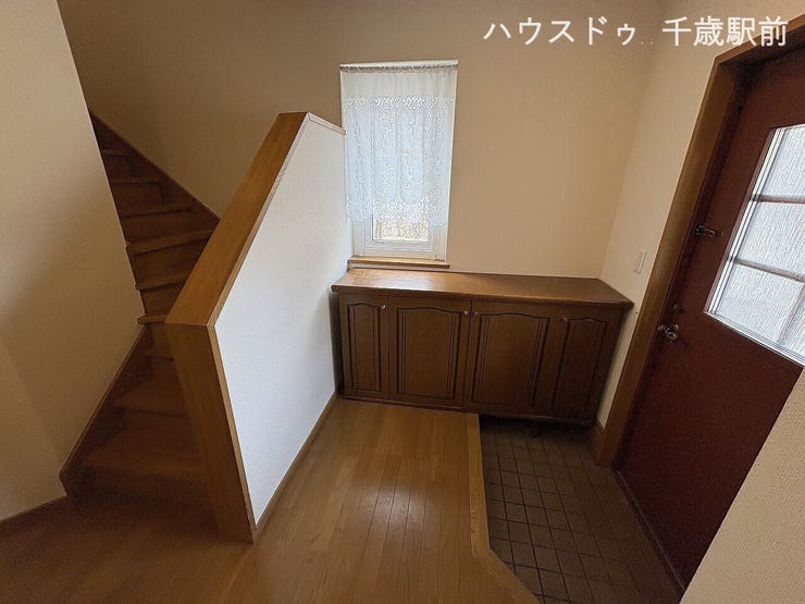 収納力のあるシューズボックスを備えた玄関スペース♪ご家族分の靴をしっかり収納できるため、いつでもすっきりとした玄関を維持できます!