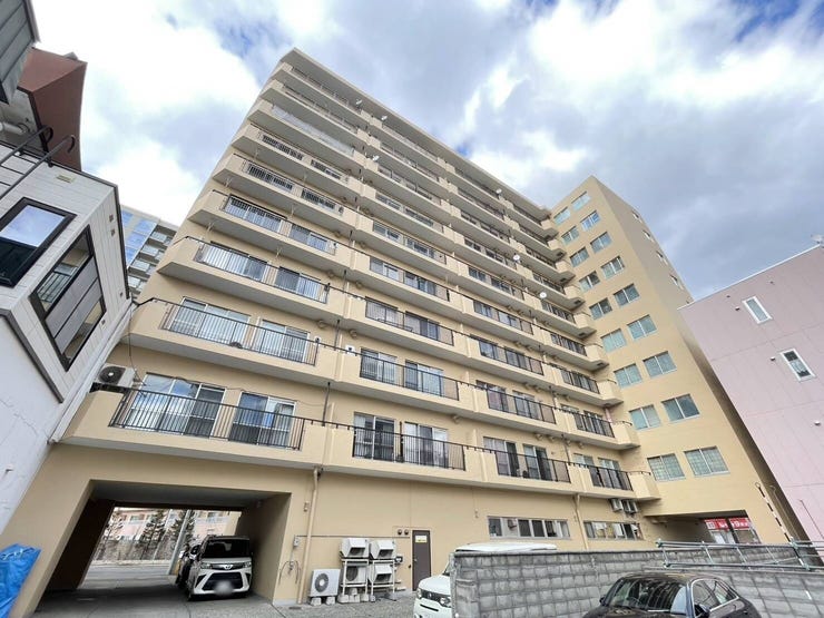 【外観】
《外観写真》
地下鉄東西線「西28丁目」駅 徒歩4分!アクセス良好で便利な立地のマンションです。