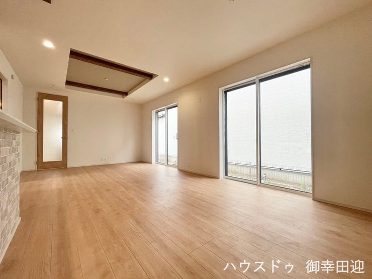 ■安らぎと笑顔の中心地■陽光が優しく降り注ぎ、会話が自然と弾む。ここでは、毎日が特別な時間へと変わります。