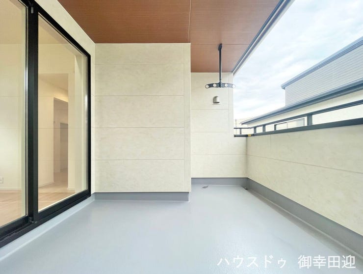 ■空の下の開放的な特等席■日光浴や読書、外の空気を感じながらリフレッシュ。暮らしを豊かにする、もう一つの心地よい空間です。