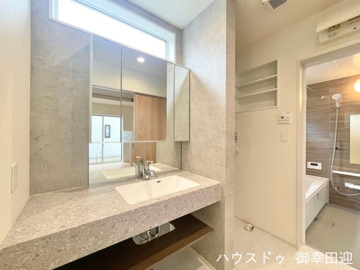 ■清々しいリフレッシュ空間■自分を磨き、気持ちを切り替える。心地よい光が差し込むプライベートスペース。