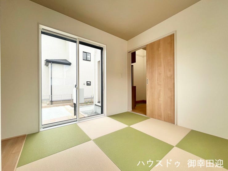 ■1階5.25帖和室■ゲストをもてなし、昼寝や家事にも使える、畳のぬくもりが心地よい多目的万能スペース。