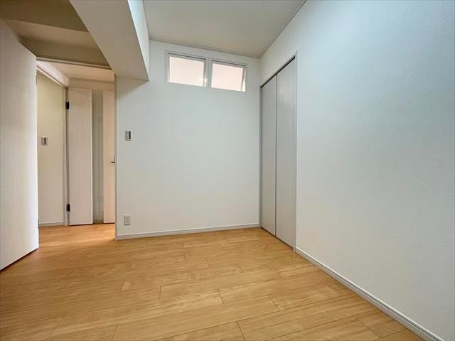 4.7帖:キッチン横にあたる中央のお部屋です。上部に小窓が付いて光を取り入れることができます。