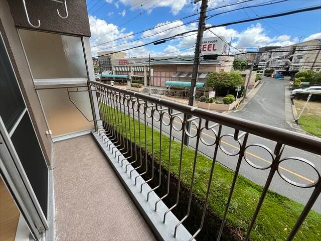 採光・通風に優れた南面バルコニー。道路の向かいにスーパー「フィール みかん山店」さんが見えます。