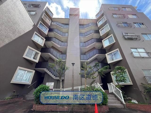 総戸数36戸。小学校、スーパー、ドラッグストア、コンビニなど徒歩5分圏内に揃う、生活に便利な住環境。